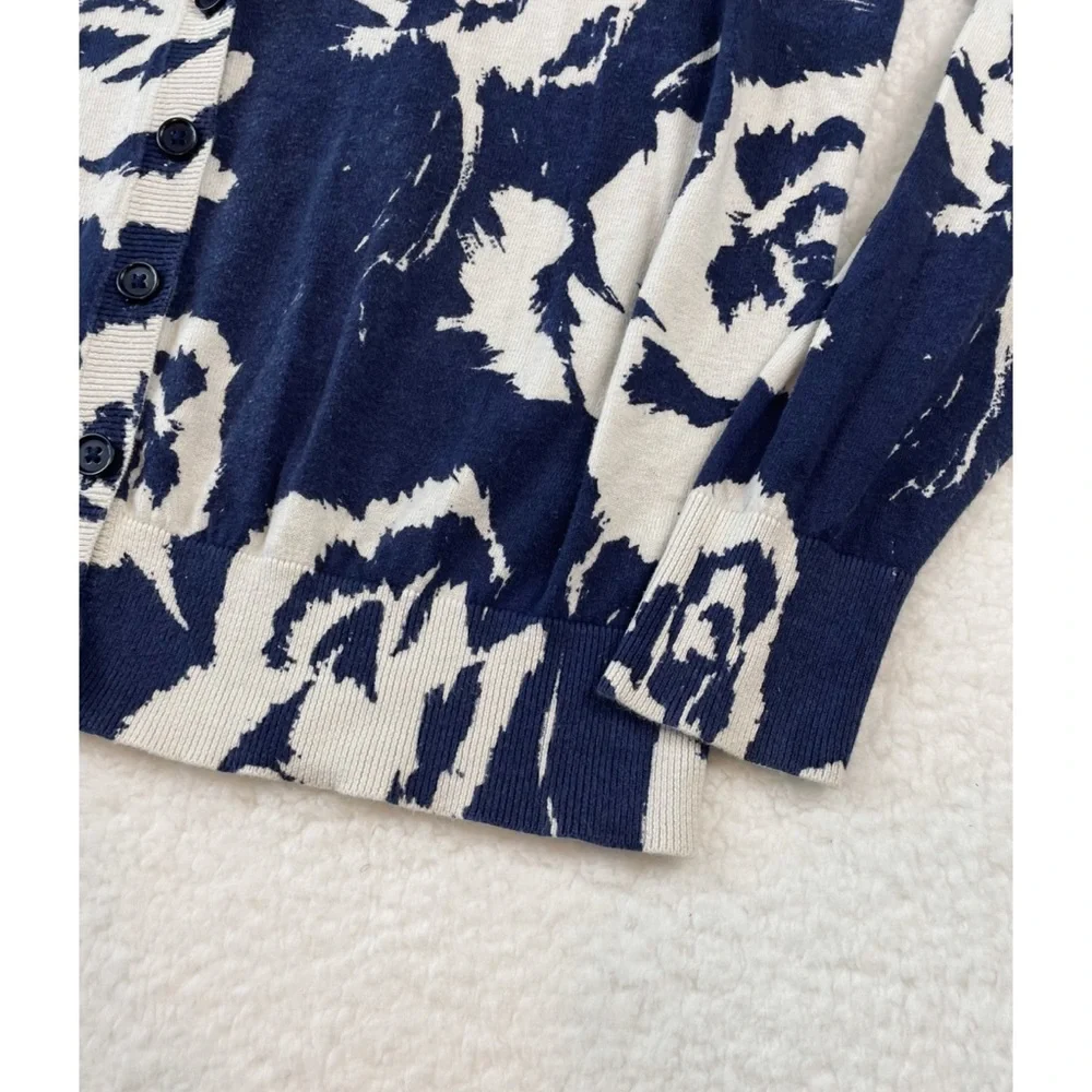 ST. JOHN’S BAY • Blue/White Floral Print V-Neck Long Sleeve Cardigan - Picture 10 of 16